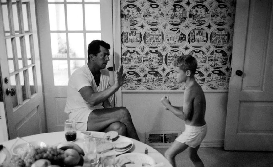 Entertainer Dean Martin Sparring with His Son at Home (Конферансье Дин Мартин боксирует дома с сыном), 1958