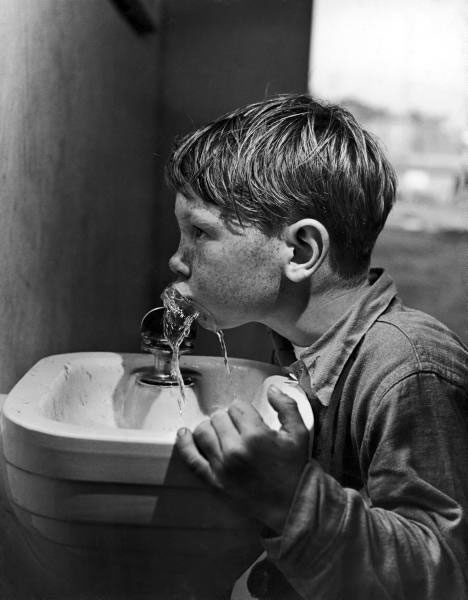 Young boy drinking from a water fountain (Мальчик, пьющий из фонтанчика), 1947