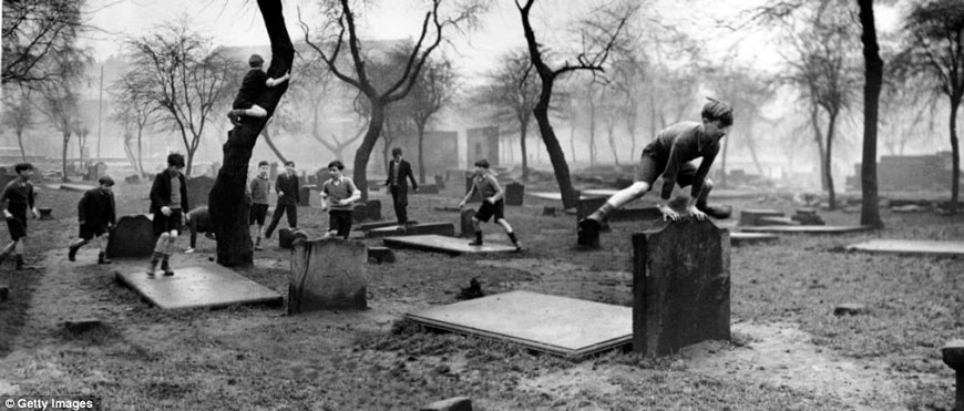 A group of boys play among the gravestones of the Corporation Burial Ground (Группа мальчиков, играющих среди надгробий Корпорации могильщиков), 1948