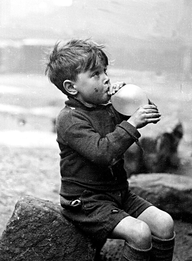 A young boy blowing up a balloon (Мальчик, надувающий воздушный шарик), 1948