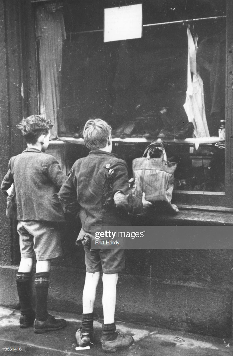 Boys looking through the window of a dilapidated shop (Мальчики, заглядывающие в витрину обветшалого магазина), January 1948