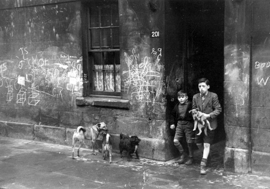 Two boys with their dogs in the Gorbals (Два мальчика с собаками в Горбалсе), 1948 