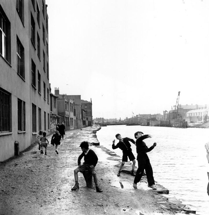 Skimming Stones (Бросающиеся камнями), 1950 