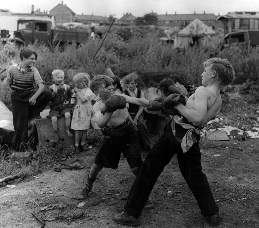 Children boxing in a gypsy camp (Дети боксируют в цыганском таборе), 1 July 1951