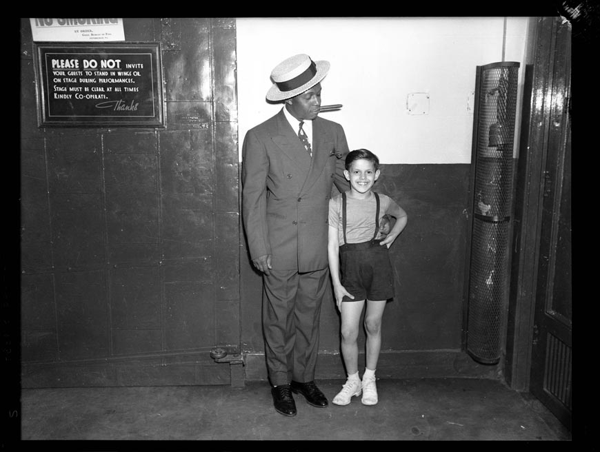 Eddie 'Rochester' Anderson and Phidias 'Buddy' Chronis, at Stanley Theatre (Эдди «Рочестер» Андерсон и Фидий «Бадди» Хронис в театре Стэнли.), Aug.1941