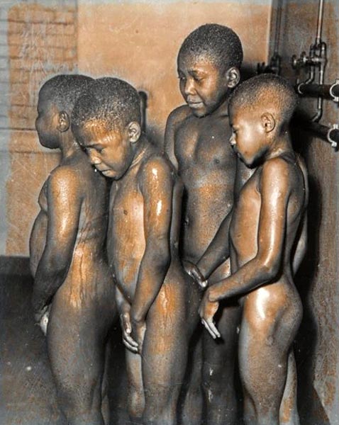 Four naked boys in shower room in YMCA (Четыре голых мальчика в душе ИМКА), c.1949