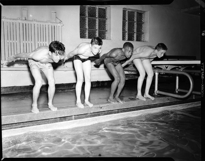 Four boys preparing to dive into indoor swimming pool (Четыре мальчика готовятся нырнуть в крытом бассейне), 1950-1955