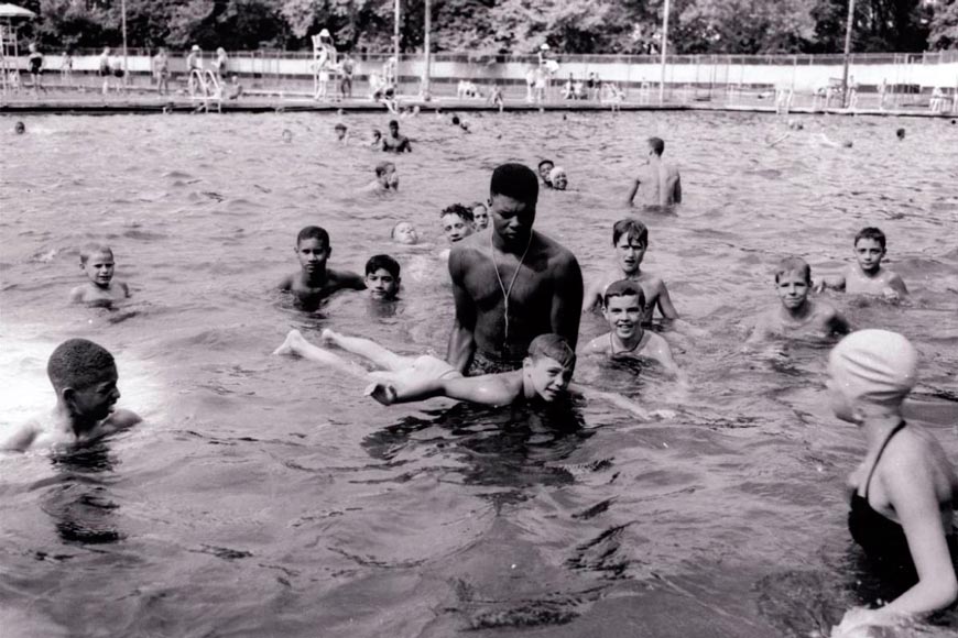 Lifeguard teaching boy to swim, Highland Park swimming pool (Спасатель учит мальчика плавать в бассейне Хайленд-парка), 1951