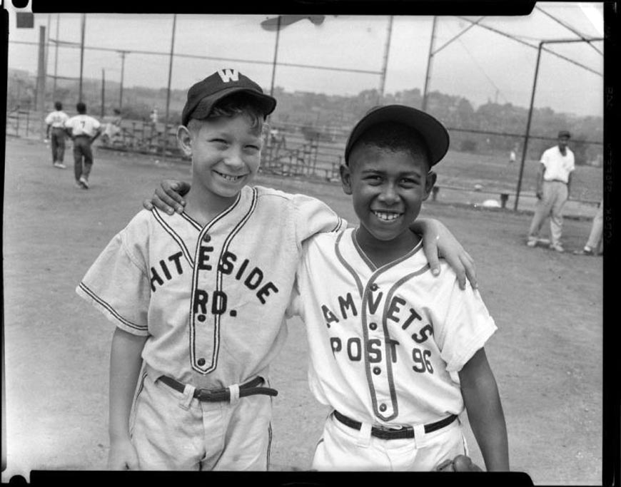 Little League baseball players, including one wearing Whiteside Road uniform, and Gary Henderson in Amvets Post 96 uniform (Бейсболисты Малой лиги,  один в форме Уайтсайд-роуд и Гэри Хендерсон в форме Амвец Пост 96), 1953-1956