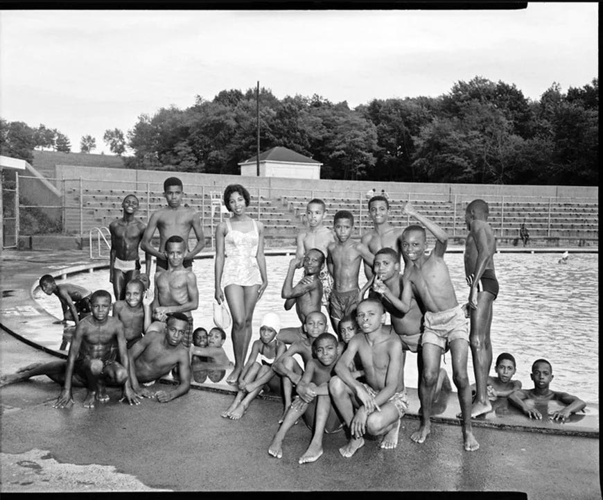 Singer Carol Thompson, poses with newsboys at the edge of Sully Pool in South Park during Pittsburgh Courier newsboys' annual picnic (Певица Кэрол Томпсон позирует с газетчиками на краю Салли-Пул в Южном парке во время ежегодного пикника газетчиков «Питтсбург-Курьер»), August 1961