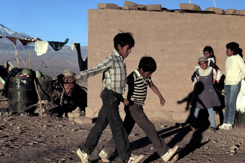 Indian children play in front of a home (Индийские дети, играющие перед домом). Atacama Desert, Chile, 1987