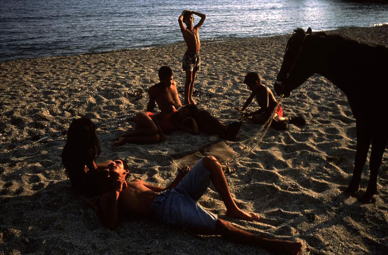 Locals relax on the beach (Местные жители отдыхают на пляже). Trinidad, Cuba, 1998