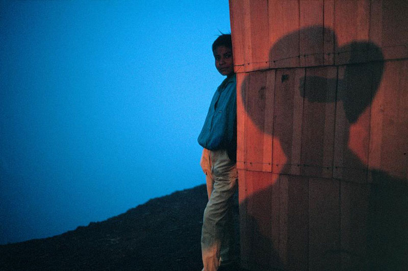 Young boy outside of family farm, at twilight (Мальчик за пределами своей семейной фермы, в сумерках). Oaxaca, Mexico, 1992