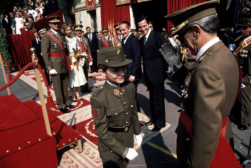 A boy salutes Prime Minister Adolfo SUAREZ during a ceremony of the Cross of Naval Merit (Мальчик салютует премьер-министру Испании во время церемонии награждения крестами за военно-морские заслуги). Madrid, Spain, 1977