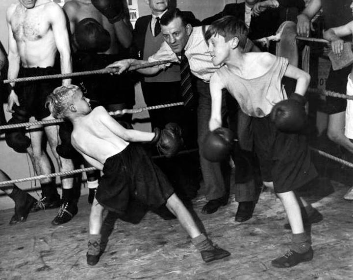 Brian Staples (left) sparring with Hughie Gallagher at the Reg King's Gym, watched on by trainer Jackie Thompson (Брайан Стэплс (слева) проводит спарринг с Хьюи Галлахером в спортзале Reg King's Gym под наблюдением тренера Джеки Томпсона), 1949