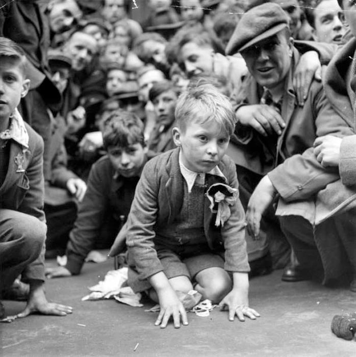 Keen fans watching a football game during a cup-tie match (Заинтересованные болельщики смотрят футбольный матч во время кубкового матча), 1949