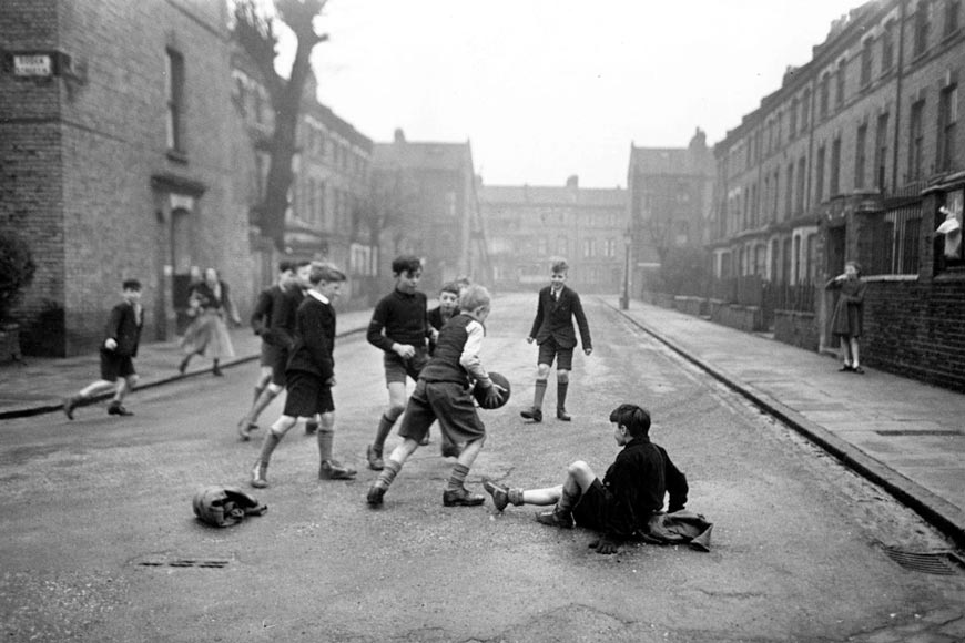 Children playing football in a street (Дети, играющие в футбол на улице), April 1950