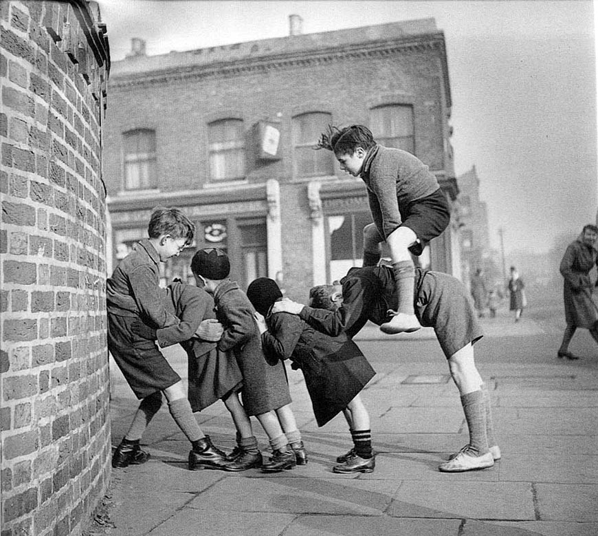 Children playing games in the street (Дети, играющие на улице), 1950