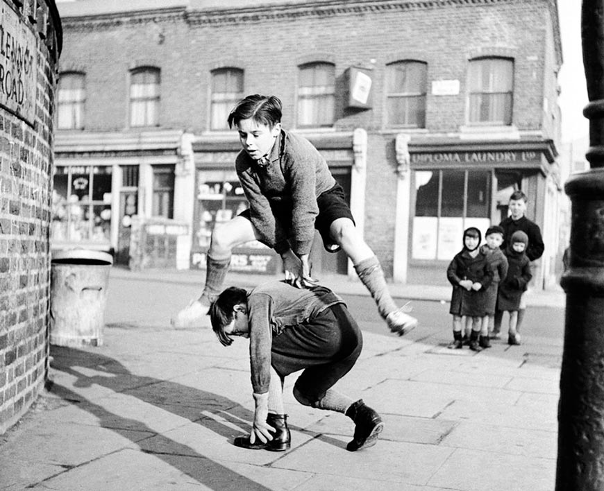 A group of children playing leap frog in the street (Группа детей играет в чехарду на улице), 1950