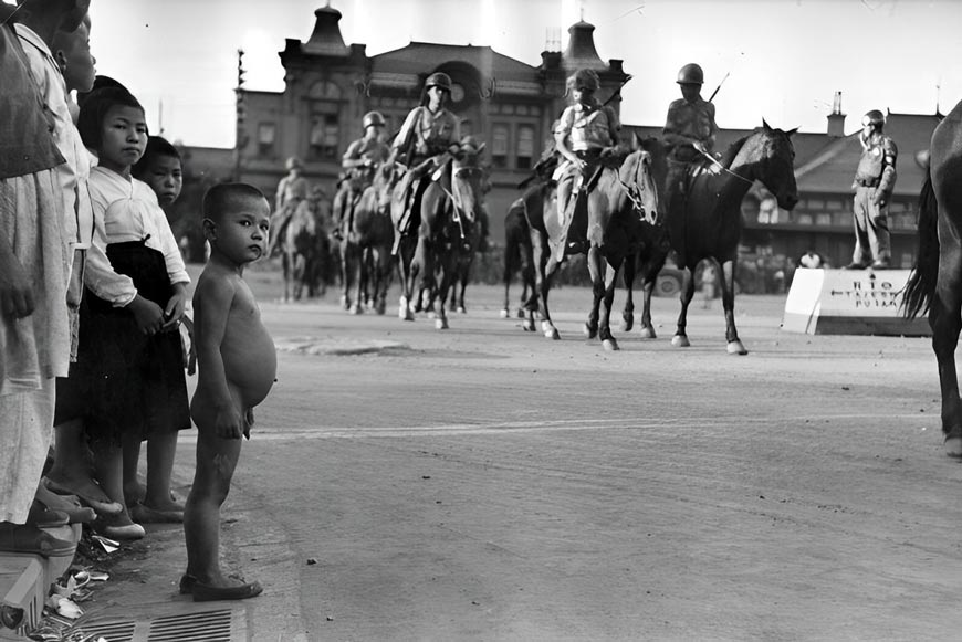 South Korean Cavalry troops forming up in a street in Taegu, before being transported to the front (Южнокорейские кавалерийские войска выстраиваются на улице в Тэгу перед отправкой на фронт), 1950 