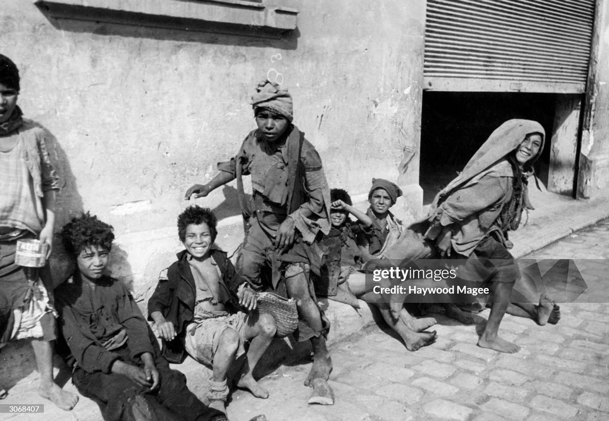 A group of young boys waiting outside Tunis railway station for the next train to arrive (Группа мальчиков ждет прибытия поезда возле железнодорожного вокзала Туниса), 1950