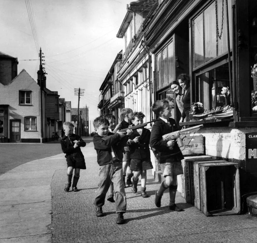 A group of children hunt down an adult during a game of soldiers (Группа детей выслеживает взрослого во время игры в солдат), 1952