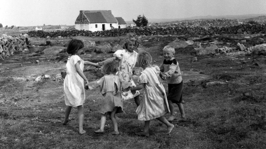 Irish children play a game  (Играющие ирландские дети), 1957 