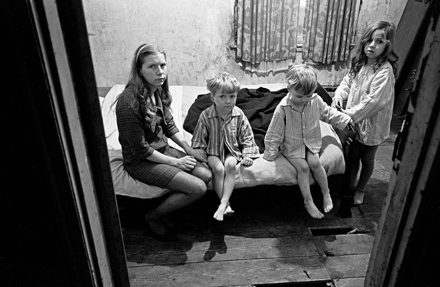 Mrs Milne putting her children to bed (Миссис Милн, укладывающая своих детей в кровать), 1968