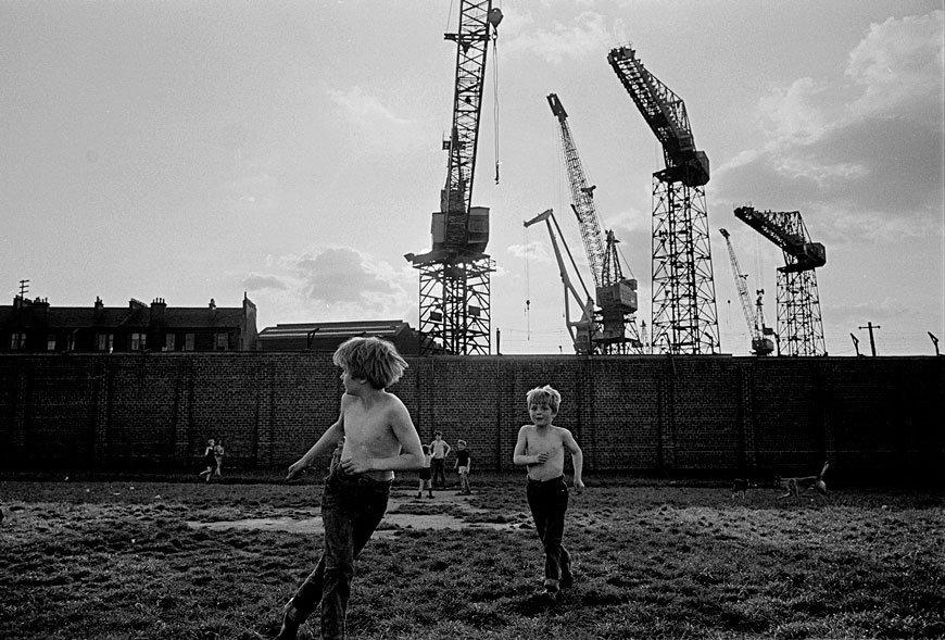 Boy playing football by the Govan shipyards (Мальчик, играющий в футбол у верфи Гован), 1970