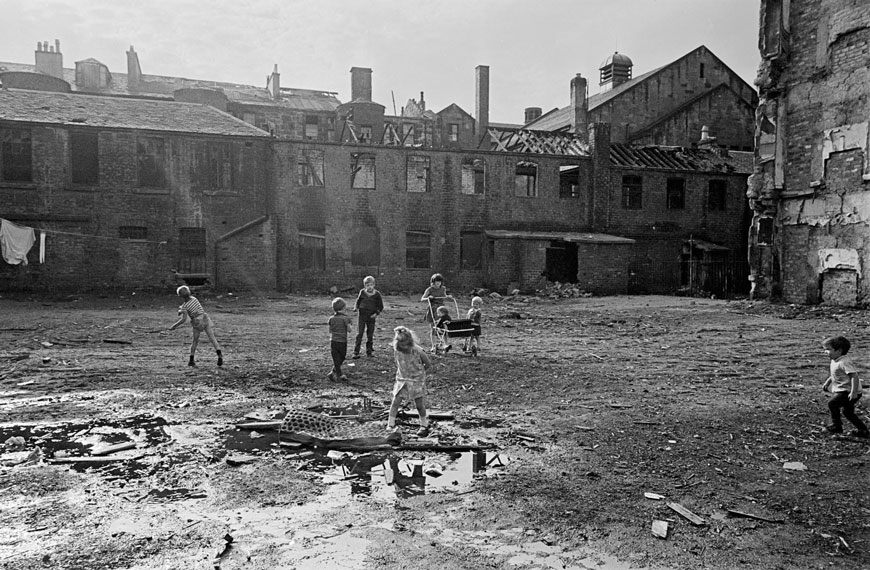 Children playing in a Gorbals tenement courtyard derelict site (Дети, играющие во дворе заброшенного многоквартирного дома в районе Горбалс), 1970