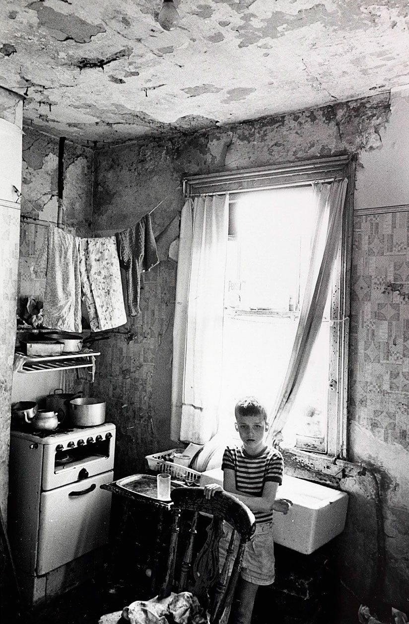 Kitchen of slum house (Кухня дома в трущобах), August 1970