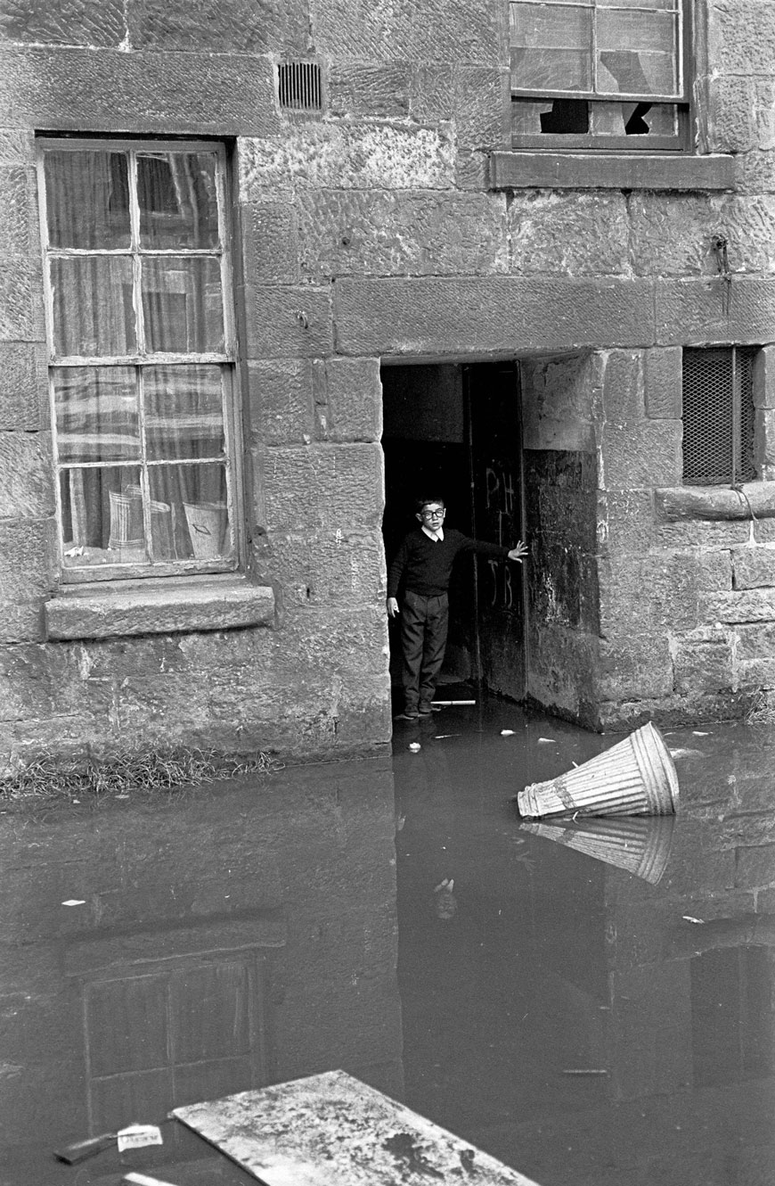 Boy negotiating flooded entry in tenement block (Мальчик, перебирающийся через затопленный вход в многоквартирный дом), 1971