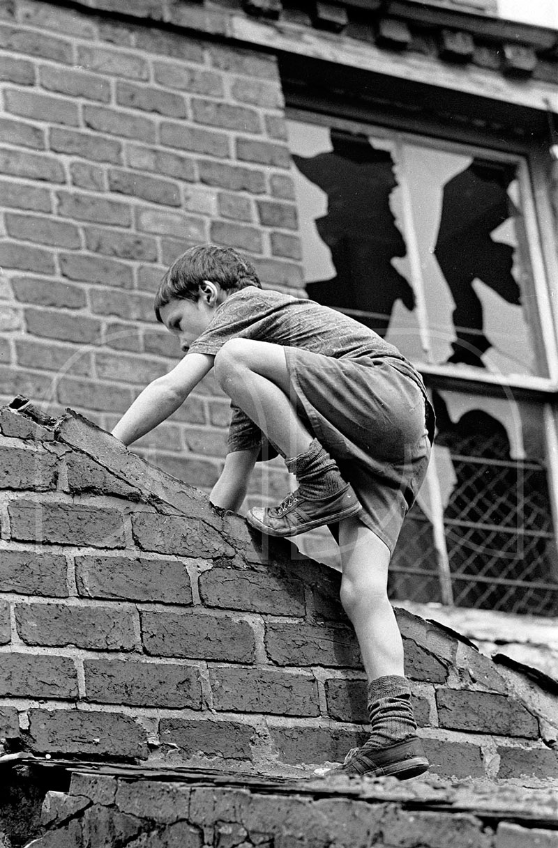 Play in a derelict tenement (Игра в заброшенном многоквартирном доме), 1971