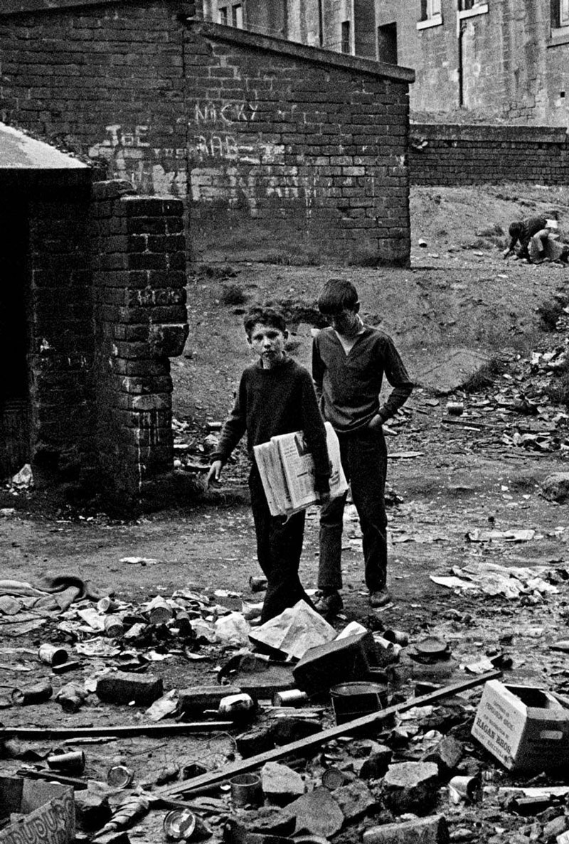 Boys delivering newspapers Maryhill tenement block (Мальчики, доставляющие газеты в квартал многоквартирных домов Мэрихилла), 1971