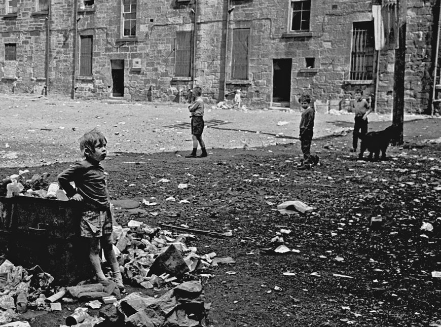 Children playing in a tenement courtyard (Дети, играющие во дворе многоквартирного дома), 1971