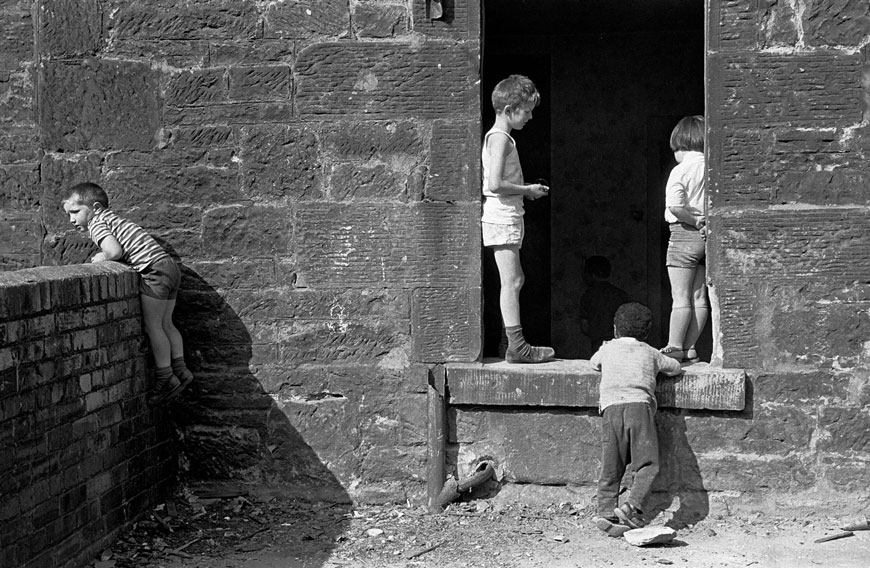 Children playing in an abandoned tenement (Дети, играющие в заброшенном многоквартирном доме), 1971