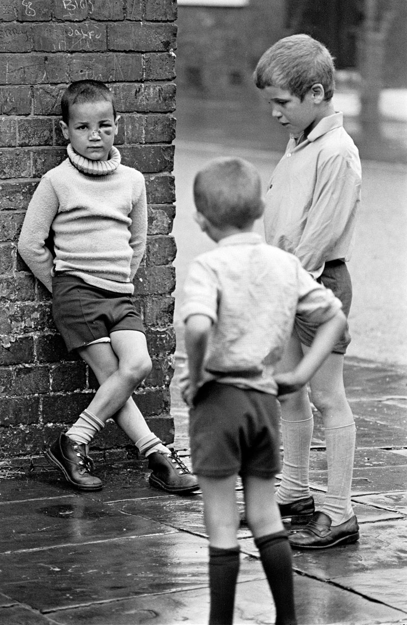 Children on a street corner (Дети на углу улицы), 1971