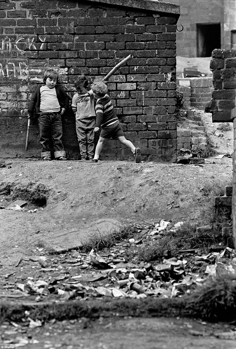 Children playing in a tenement courtyard (Дети, играющие во дворе многоквартирного дома), 1971