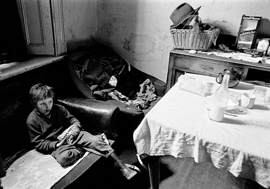 Child in his living room (Ребенок в своей гостиной), 1971