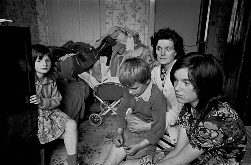 Family living in an overcrowded tenement flat (Семья, проживающая в переполненном многоквартирном доме), 1971