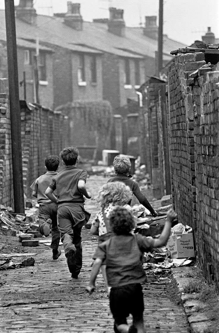 Gang of boys chase down a alleyway (Мальчики, бегущие друг за другом по переулку), 1971