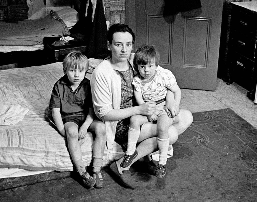 Mother living with her children in an overcrowded single end tenement flat (Мать, живущая со своими детьми в переполненном одноэтажном многоквартирном доме), 1971