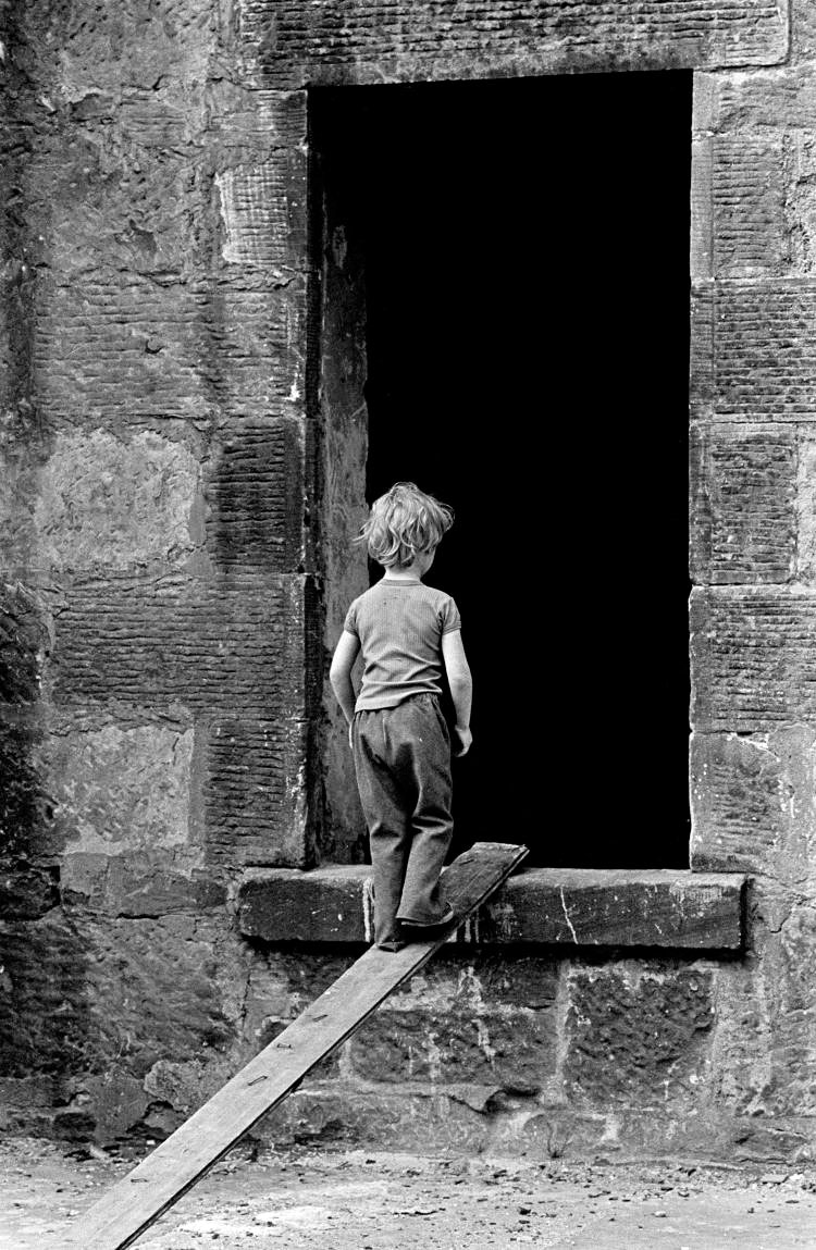 Boy playing on derelict property (Мальчик, играющий в заброшенном доме), 1971