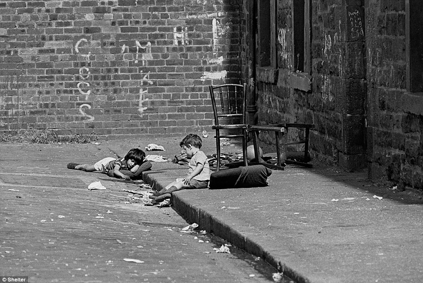 Children playing in the street (Дети, играющие на улице), 1972