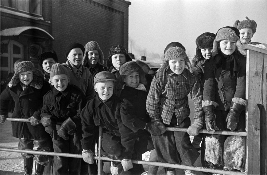 Koulupoikia Vallilan kansakoulun aidan takana (Школьники за забором начальной школе района Валлила), 1950s