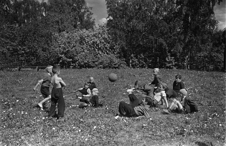 Lapsia pelaamassa pallopeliä Sompasaaressa (Дети играют в мяч в Сомпасаари), 1950s