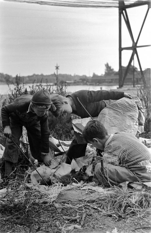 Poikia tonkimassa rojukasaa Sörnäisten rannassa (Мальчики роются в мусоре на пляже Сёрняйнен), 1950s