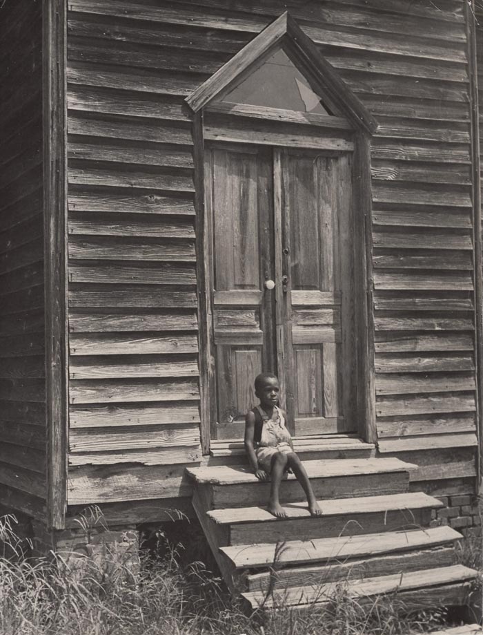 Boy Seated on Church Steps (Мальчик, сидящий на ступеньках церкви), 1937