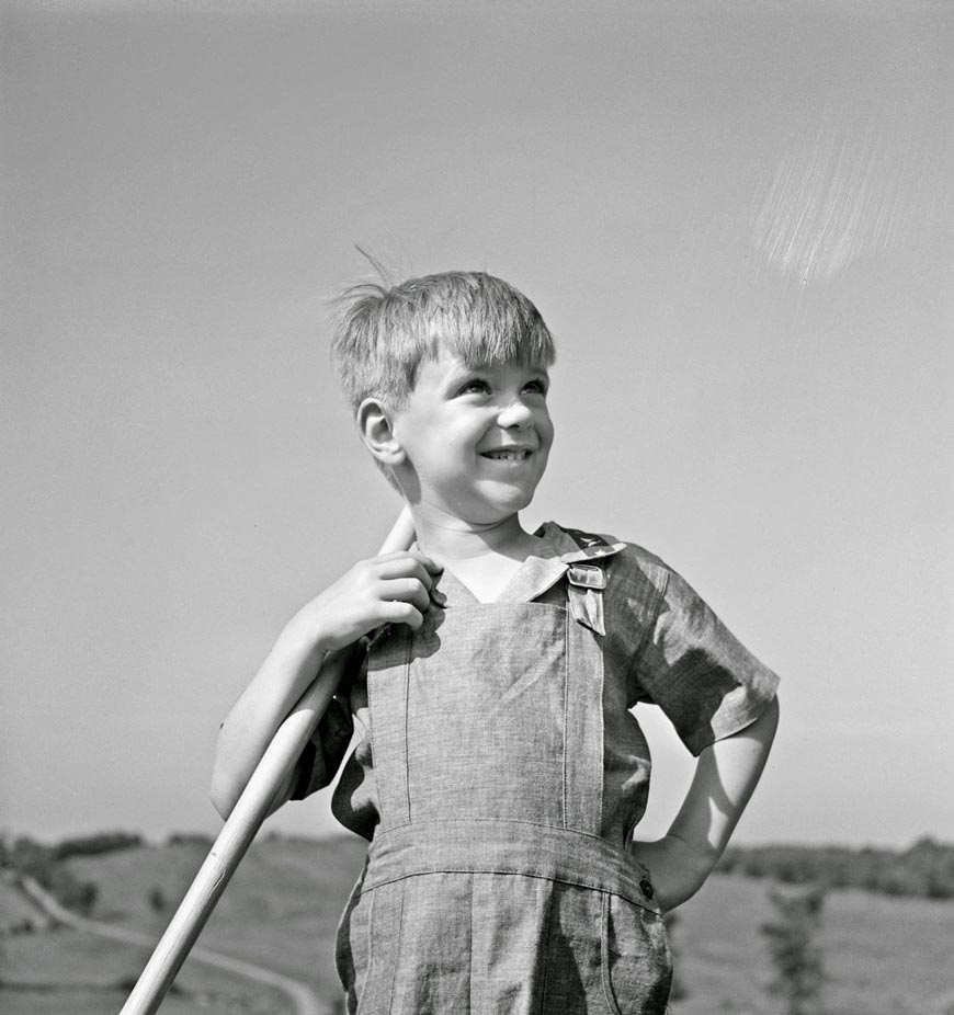 Charles Ormsbee's son Richard [5], who tries to help on his father's farm (Сын Чарльза Ормсби Ричард [5] пытается помочь отцу на ферме), 1942