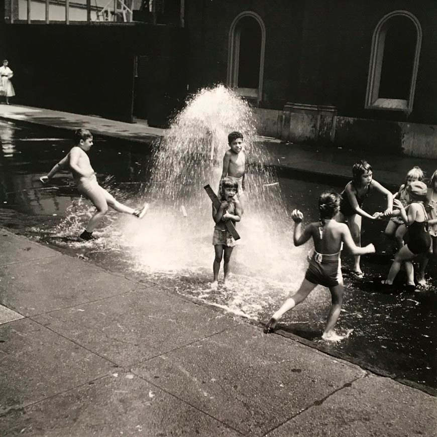 Children Playing with Fire Hydrant (Дети, играющие с гидрантом), 1952